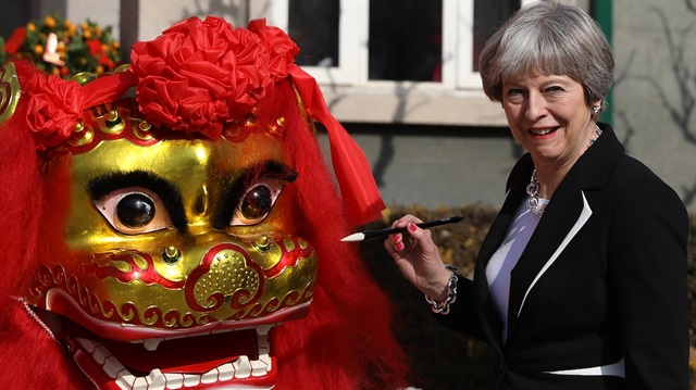 İngiltere Başbakanı Theresa May, Çin ziyaretinde halkın yoğun ilgisiyle karşılaştı.