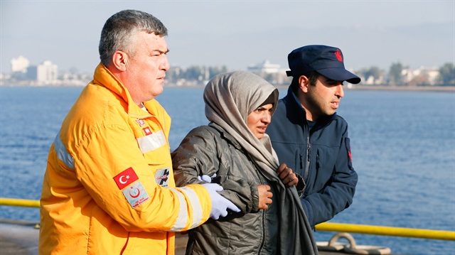 Turkish Coast Guard rescues refugees stuck in rocks

