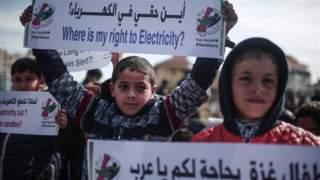 Gazzeli çocuklar, bölgedeki şartların olumsuzluğunu protesto etti. Çocukların ellerinde pankartlarda, 'Araplar, Gazze'nin size ihtiyacı var.' 'Benim hakkım nerede?' yazıyor. (Fotoğraf: AA)