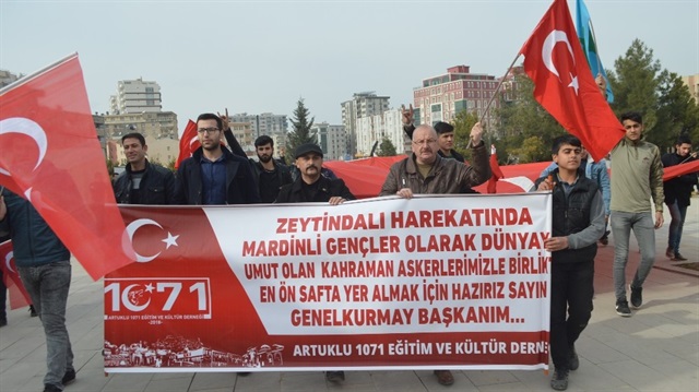 ​Mardin’de vatandaşlar, Zeytin Dalı Harekatı’na bayraklı yürüyüş yaparak destek verdi.​