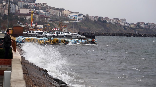 Marmara Denizi'nde lodos deniz ulaşımında aksamalara neden oluyor.