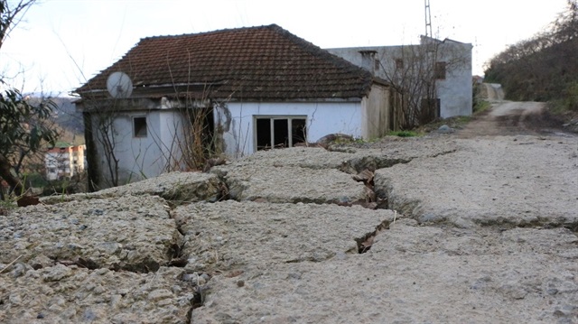 Arsin ilçesi Yeşilyalı mahallesindeki heyelan nedeniyle  2 ev yıkıldı 12 ev oturulamaz hale geldi. 
