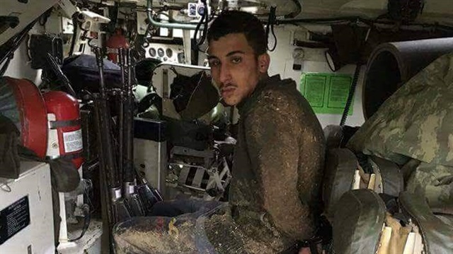 Afrin'de yakalanan teröristler sivil kıyafetler giyiyor