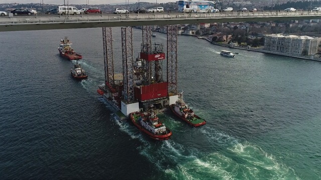 Petrol arama platformu taşıyan 110 metrelik kuleleri olan gemi, İstanbul Boğazı'ndan geçişini tamamlayamamıştı. 