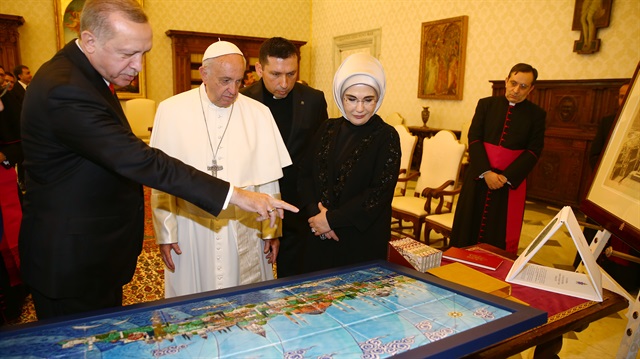 Cumhurbaşkanı Erdoğan, Papa Francis'e eski İstanbul’u tasvir eden 24 parçalı minyatür İznik çinisi hediye etti.