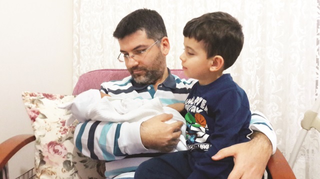 Görevine iade edildiği günlerde ikinci çocuğu 'Muhammed Furkan' dünyaya gelen ve çifte mutluluk yaşayan SPK çalışanı Mustafa Kalkan “OHAL Komisyonu üzerinden devlet mağduriyetleri gideriyor” dedi.
