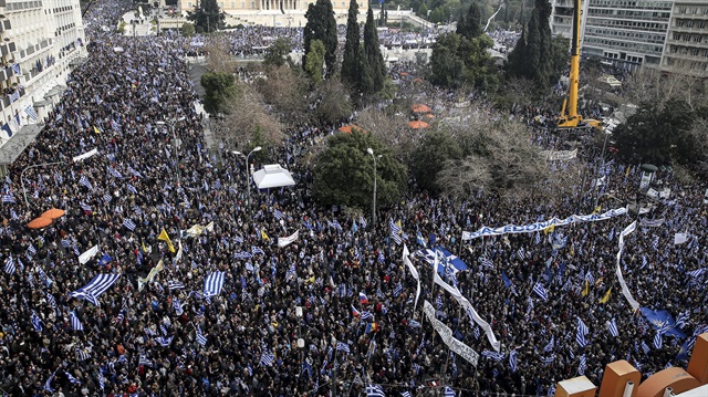 "Makedonya" ifadesi geçen muhtemel yeni bir isme karşı çıkan göstericiler, kentin merkezi Sintagma Meydanı'nda toplandı.