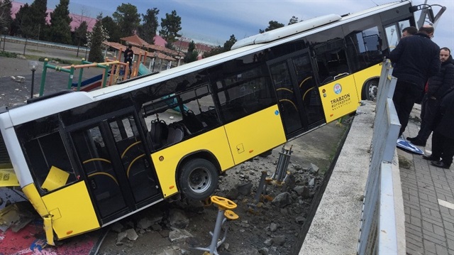 İhtiyaç molası için rampada bırakılan belediye otobüsü kayarak çocuk parkına düştü 