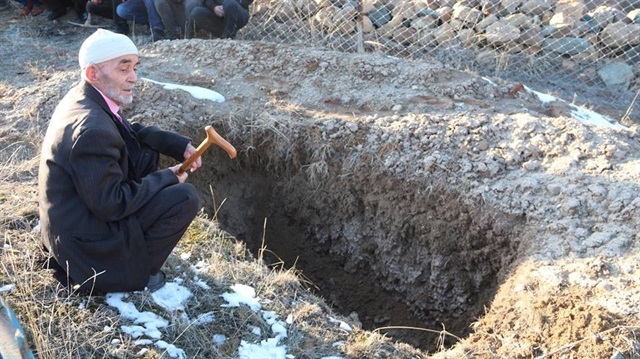 Alaattin Akbulut kendisi için kazılan mezarı ziyaret etti.