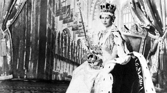 6 Şubat 1952’de kraliçe olan Elizabeth, İngiltere tarihinin en uzun süre tahtta kalan hükümdarı unvanını taşıyor.