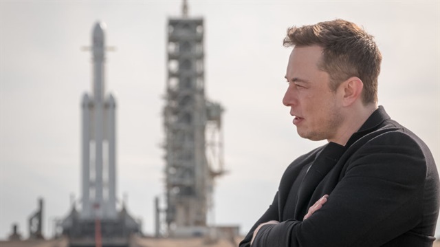Fırlatma için hazır bekleyen Falcon Heavy roketi ve Elon Musk.