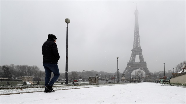 Fransa'da aşırı kar yağışı günlük yaşam koşullarını olumsuz etkiliyor. 