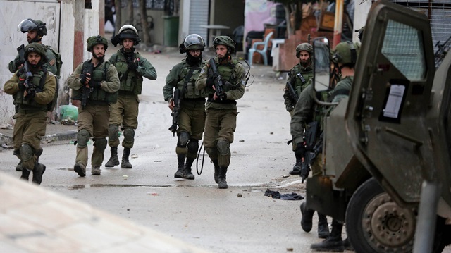 İsrail askerleri Filistinlileri katlediyor. 

