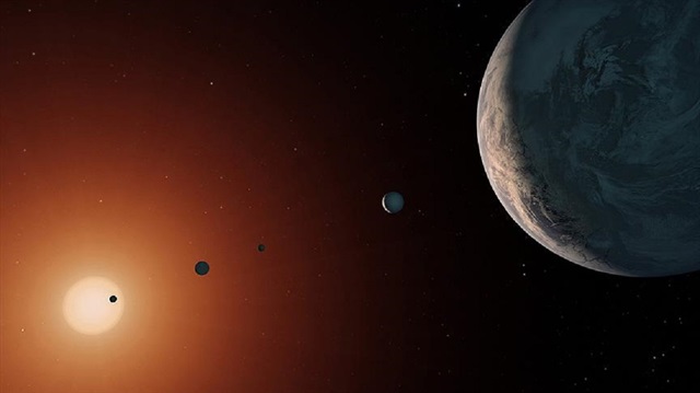TRAPPIST-1 yıldızına en yakın gezegenlerin atmosfer buharı formunda su barındırdığı, yıldızdan uzak gezegenlerde ise donmuş su bulunduğu kaydedildi.

