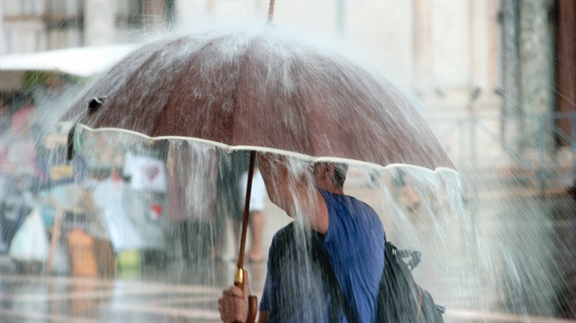 Meteoroloji tarafından yapılan açıklamaya göre İstanbul'da sağanak yağışlar görülecek.