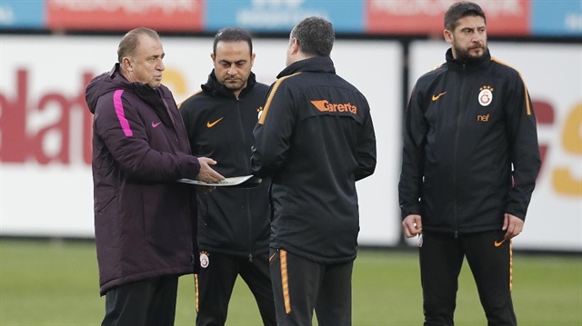 Galatasray Teknik Direktörü Fatih Terim yardımcılarıyla beraber Konyaspor maçının taktik idmanında.