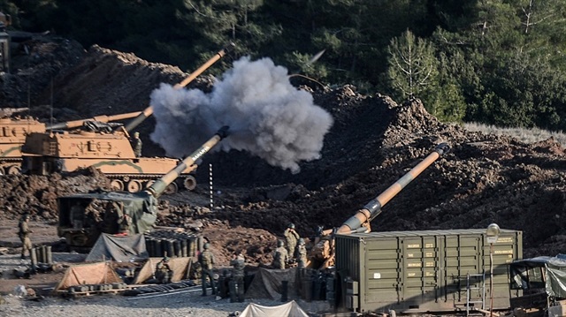 Türk Silahlı Kuvvetleri’nin Zeytin Dalı Harekatı kapsamında Sakarya Tepesi’ndeki PYD mevzileri Sakarya obüsü ile yerle bir edildi.

