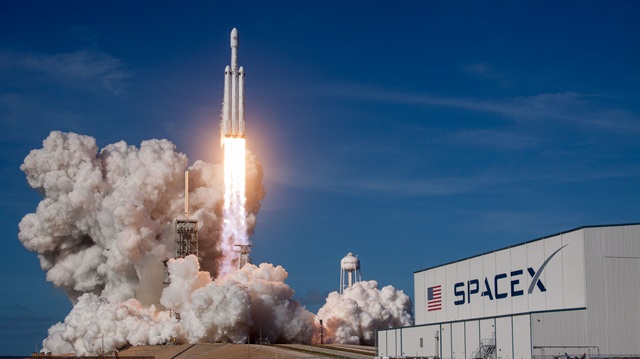Falcon Heavy roketinin uzaya fırlatılışı izle