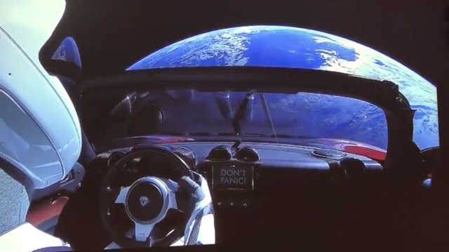 Otomobilini Mars'a gönderen Elon Musk, Tesla'nın ana kartına tarihi bir not ekledi