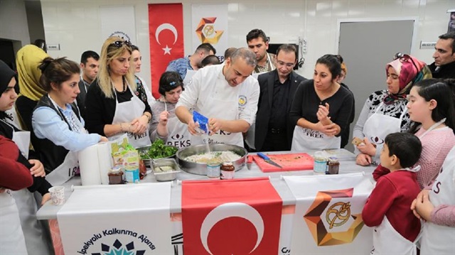 Serdar Tolay,"Glutensiz Bir Başka" adında olan kafe de10 kişi çalışacak. Bunların 8'i engelli bireyler olacak. Türkiye'de kamu kuruluşları arasında ve belediyecilik alanında ilk sayılabilecek projelerden bir tanesi" diye konuştu.