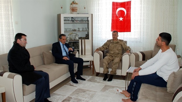 Adıyaman Valisi Nurullah Kalkancı ve beraberindeki heyet yaralanan askerimizi ziyaret etti