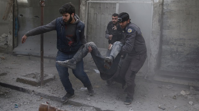Esed rejimi, Şam'ın Doğu Guta bölgesinde saldırılarını sürdürüyor. Saldırılarda yaralananlar zor imkanlar altında tedavi edilmeye çalışılıyor. 