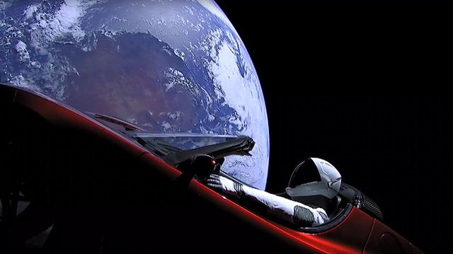 Roadster içinde Mars'a giden Starman'in 6 ay sonra hedefine ulaşacağı öngörülüyor.