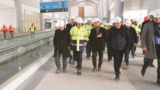  İGA Havalimanları İnşaatı Üst Yöneticisi (CEO) Yusuf Akçayoğlu ile Cengiz Holding Yönetim Kurulu Başkanı Mehmet Cengiz THY yöneticilerine bilgiler verdi.