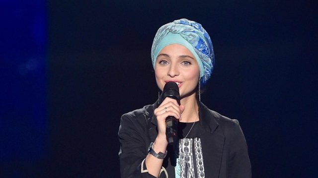 Fransa'daki şarkı yarışmasına katılan Mennel Ibtissem, başörtülü olmasından ve Filistin'i desteklemesinden dolayı sosyal medyada lince uğradı.