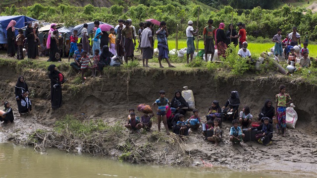 Arakanlı Müslümanlar, Myanmar ordusunun katliamından kaçıyor