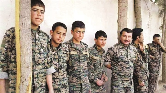 PKK Afrin’de kaçırdığı çocuklara terörist üniforması giydirip onları zorla alıkoyuyor.