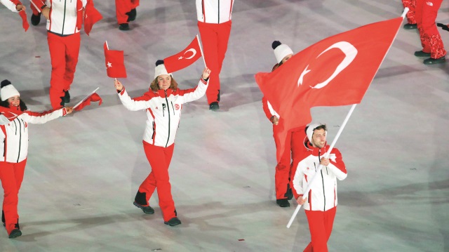 Bu yıl 23. kez düzenlenen 2018 PyeongChang Kış Olimpiyat Oyunları, Güney Kore'de görkemli açılış töreniyle başladı. Bayrağımızı Fatih Arda taşıdı.