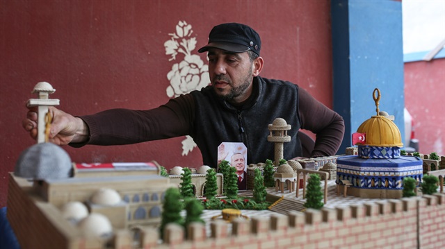 فلسطيني من غزة يصنع مجسّماً لـ"الأقصى" ويُهديه لـ"أردوغان"