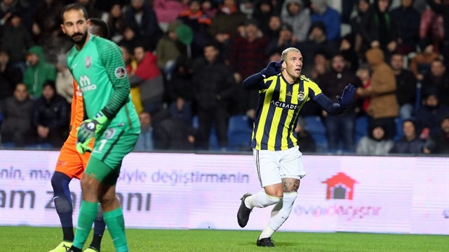 Fenerbahçe, Fernandao'nun 2 gol atarak yıldızlaştığı maçta Başakşehir'i 2-0 mağlup etti.