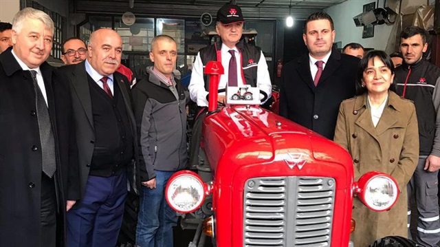 Bakan Faruk Özlü babasının kendisi için sattığı traktörü geri aldı.