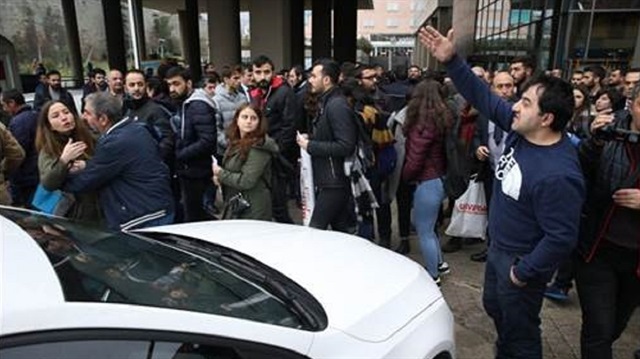 ​Trabzonlular, Belediye önünde açıklama yapan Halkevi üyelerine tepki gösterdi​