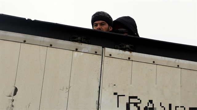 TIR'daki kaçak göçmenler yakalandı. 