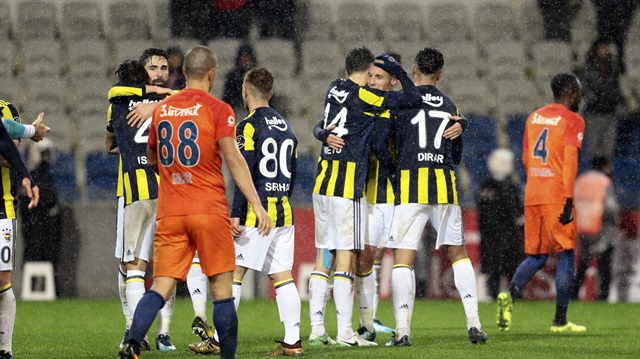 Süper Lig'de Fenerbahçe deplasmanda Başakşehir'i 2-0 yendi ve liderlik koltuğuna yaklaştı. 