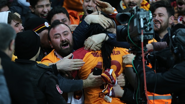 Galatasaray, Gomis'in 2 gol attığı maçta Antalyaspor'u 3-0 mağlup etti ve lider oldu. 