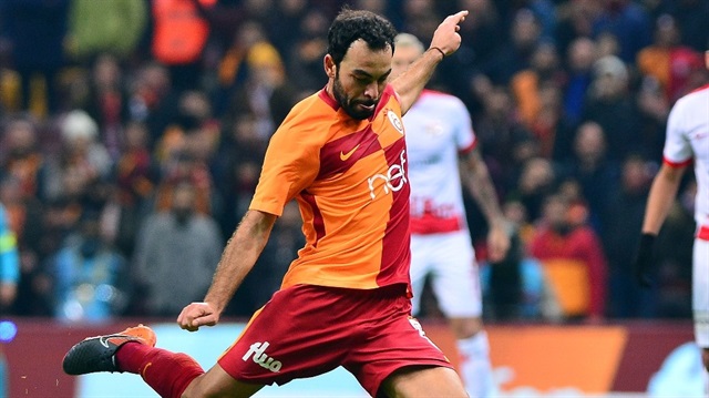 Galatasaray Kaptanı Selçuk İnan,  Antalyaspor maçında kaptanlık pazubandını milli takımdan arkadaşı Serdar Aziz'e verdi.