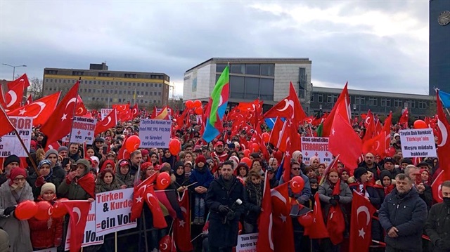 الآلاف يشاركون في تجمع بألمانيا دعما لـ"غصن الزيتون"