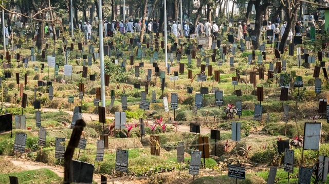 16 milyon insanın yaşadığı Bangladeş'in başkenti Dakka'da defnedilen ölünün mezarına aylar içinde yeni bir ceset gömülüyor.  (Fotoğraf: BBC) 