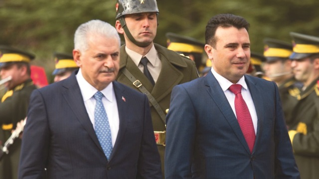 Başbakan Yıldırım, Türkiye’ye resmi ziyarette bulunan Makedonya Cumhuriyeti Başbakanı Zoran Zaev’i Çankaya Köşkü’nde resmi törenle karşıladı. Törende