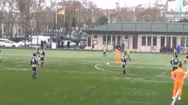 Sarı-lacivertli futbolcular müdahalede bulunmayarak rakibinin gol atmasına izin verdi.