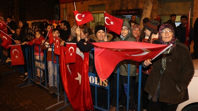 Mehmetçiğe sevgilerini gösteren vatandaşlar, Türk bayrakları ile sokaklara çıktı