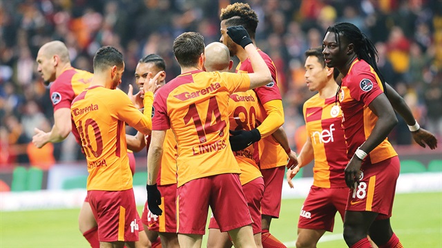 Galatasaray, rakibini Fransız golcüsü Bafetimbi Gomis'in 2 golüne eşlik eden Feghouli ile devirdi. 