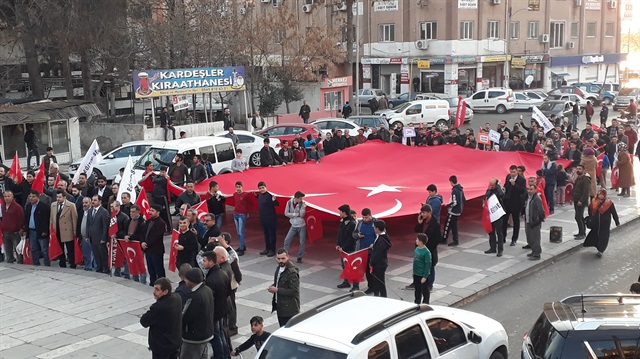 Gruptakiler, ellerinde bayraklarla ilçe merkezindeki Atatürk Anıtı'na kadar yürüdü.