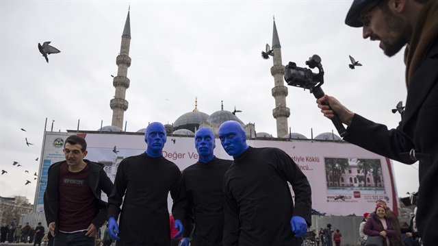 "بلومان" الفنية تقدم استعراضًا وسط إسطنبول