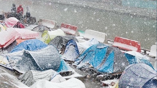 Fransa'da Suriyeli, Afgan ve Pakistanlı göçmenler yoğun kar yağışı altında sokaklarda kalıyor. 