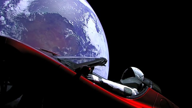 Elon Musk'ın uzaya gönderdiği otomobilde neler yer alıyor?
